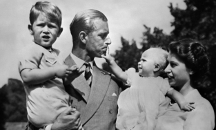 Góc khuất trong cuộc đời của Hoàng thân Philip, phu quân Nữ hoàng Anh