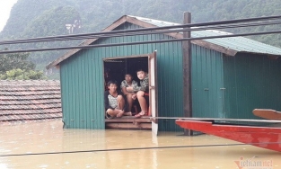 Người sáng lập Nhà chống lũ trả lời câu hỏi về nhà phao bị trôi trong lũ