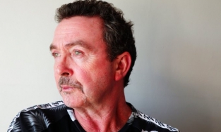 danh ca Tony Lewis bất ngờ qua đời ở tuổi 62