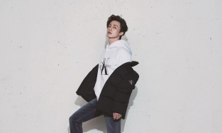 'Ông chú' Lee Dong Wook xuất hiện trẻ trung như trai 9x trên bìa tạp chí