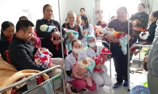 Bệnh viện ngập nước, mất điện vì mưa lũ vẫn mổ đẻ, đỡ đẻ cho 20 sản phụ