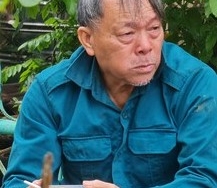 Cụ ông bật khóc nhận suất cơm cứu đói sau 5 ngày dầm mình trong nước lũ