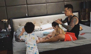 Tuấn Hưng nghỉ hát ở nhà chăm con, được vợ chuyển lương mỗi tháng