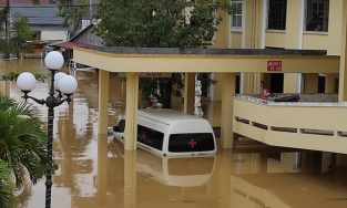 Bác sĩ Quảng Bình đỡ đẻ dưới ánh đèn pin trong đêm lũ nhấn chìm bệnh viện