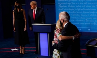 Trước đám đông, Donald Trump bẽ bàng vì bị vợ hất tay ra không cho nắm 