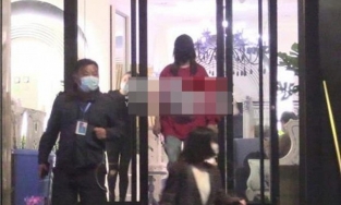 Sau tin đồn ngoại tình, Triệu Vy liên tục lấy tay che bụng gây chú ý