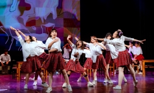 Văn Mai Hương bùng cháy cùng học sinh trường THPT Chuyên Sư phạm Hà Nội