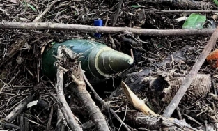 Hoảng hồn phát hiện một quả bom trong vườn nhà sau mưa lũ