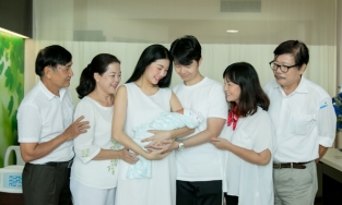 Á hậu Thúy Vân hạ sinh con trai đầu lòng nặng 3,5kg