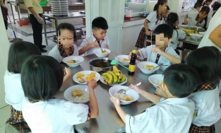 Phụ huynh bật khóc nhìn suất ăn bán trú 30k của con chỉ có trứng và rau