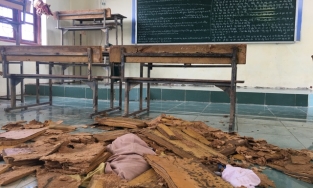 Quảng Bình: Thầy cô xót học sinh vì bàn ghế thành củi sau mưa lũ