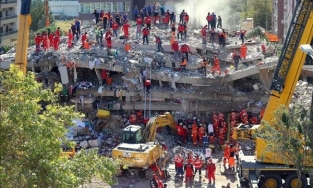 Khóc nghẹn khi phát hiện con gái sống sót sau 4 ngày bị vùi lấp vì động đất