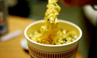 Hà Nội: Bé 12 tháng bị bỏng nặng vì bát mì tôm đổ vào mặt