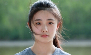 Nhan sắc 'mưu nữ lang' sinh năm 2000 của Trương Nghệ Mưu