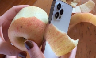 iPhone 12 'đắt xắt ra miếng', có thể dùng để gọt táo