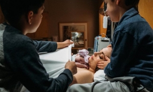 Mẹ cho con trai 9 tuổi vào tận phòng sinh chứng kiến cảnh sinh nở 