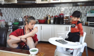 Bị người yêu chối bỏ, cô gái liệt tay một mình nuôi con bằng chân