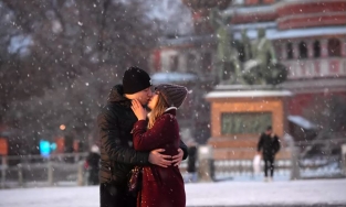 Nụ hôn ở Quảng trường Đỏ lọt Top ảnh ấn tượng nhất thế giới 24 giờ qua