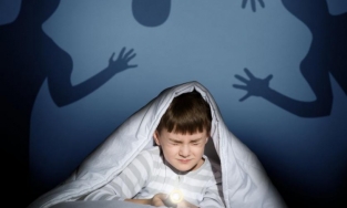 5 cách giúp trẻ không còn sợ ma và bóng tối