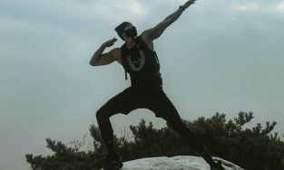 Diễn viên “Gia đình là số một” khoe thân hình 6 múi giữa thời tiết âm 9 độ