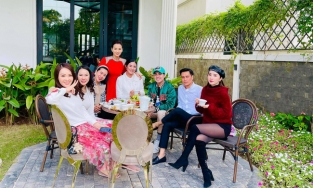 Quỳnh Nga - Việt Anh 'dính như sam' khi tụ tập thưởng trà cùng hội bạn thân