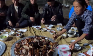 Clip đầu năm mới của Bà Tân Vlog là thịt dê nướng nguyên con