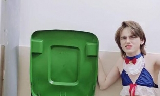 Trần Đức Bo bị chỉ trích vì giả búp bê chụp ảnh phản cảm bên thùng rác 