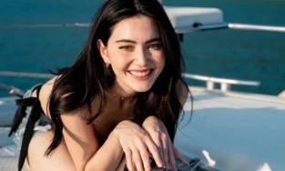 Mai Davika khiến dân tình thổn thức với loạt ảnh khoe eo thon quyến rũ