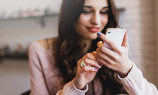 Cách cầm điện thoại tiết lộ gì về tính cách và con người bên trong của bạn?