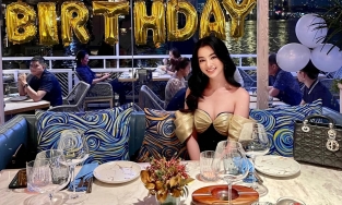 Cẩm Đan lên đồ trễ nải dự tiệc sinh nhật đánh dấu tuổi 19, lộ bàn tay đàn ông bí ẩn