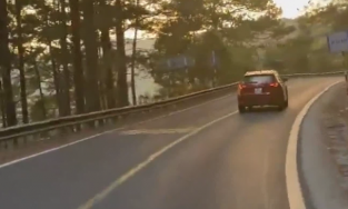 Đi du lịch cùng bạn trai của mẹ, con trai Lệ Quyên mượn tấm ảnh tỏ thái độ