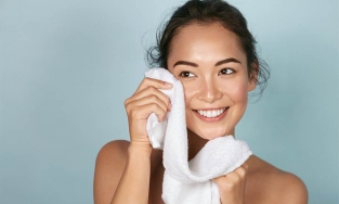 Khi rửa mặt có nên dùng khăn?