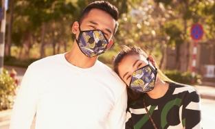 Vợ chồng Thúy Diễm - Lương Thế Thành bật mí cách phối đồ với khẩu trang