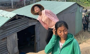 H'Hen Niê đội nón rách mặc áo chống nắng đi xây nhà cho trẻ em nghèo