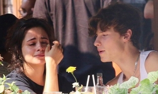 Camila bật khóc tại quán ăn, hành động dỗ dành của Shawn bão mạng