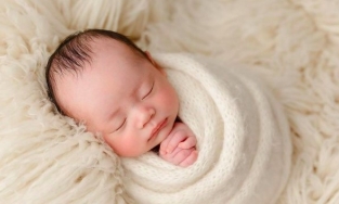 Phạm Hương chính thức công khai hình ảnh cận mặt con trai Apollo