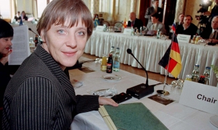 Ngắm nhan sắc thời thanh xuân của nữ Thủ tướng Đức Angela Merkel trước ngày về hưu