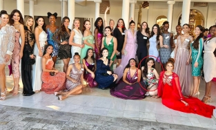 Đỗ Thị Hà ngồi bệt xuống đất khi chụp hình tập thể, lý do đáng điểm 10