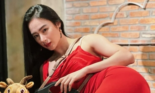 Angela Phương Trinh tạo dáng 'mời gọi', khẳng định 'ế là hạnh phúc'