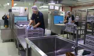 Việc tìm người: Rửa bát tại nhà hàng lương 59 triệu đồng/tháng, đi làm ngay