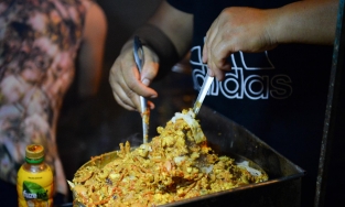 Bánh mì dân tổ có gì đặc biệt mà 3 giờ sáng người ta vẫn xếp hàng chờ mua?