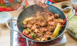 Thử thách ăn cay với lẩu gà khô cay tại H'Mông Quán nức tiếng Đà Lạt