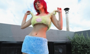 Tóc Tiên diện croptop và chân váy len lông, vô tình để lộ điểm này khiến netizen “nóng mắt”