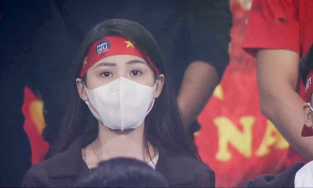 Lông mày kẻ mỗi bên một kiểu, cô gái trên khán đài sân Mỹ Đình bất ngờ 'gây bão' mạng xã hội