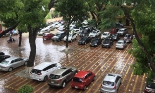 Dàn xế hộp đậu kín sân trường trong ngày họp phụ huynh đầu năm