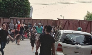 Hà Nội: Ô tô chở học sinh va chạm với tàu hỏa