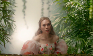 Diện 15 bộ trang phục trong MV mới, Mỹ Tâm lên Top Trending