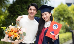 Á hậu Phương Nga hạnh phúc khi bạn trai nổi tiếng tới dự lễ tốt nghiệp