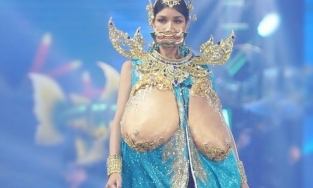 Thí sinh HHHV Thái đeo bộ ngực lõa thể bằng cao su trong phần thi quốc phục