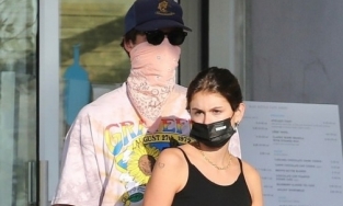 Con gái Cindy Crawford khoe dáng chuẩn khi đi ăn trưa cùng tình mới